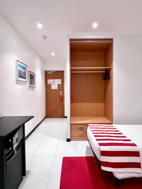 Habitación Individual con baño compartido - Hostal Apolo Barcelona